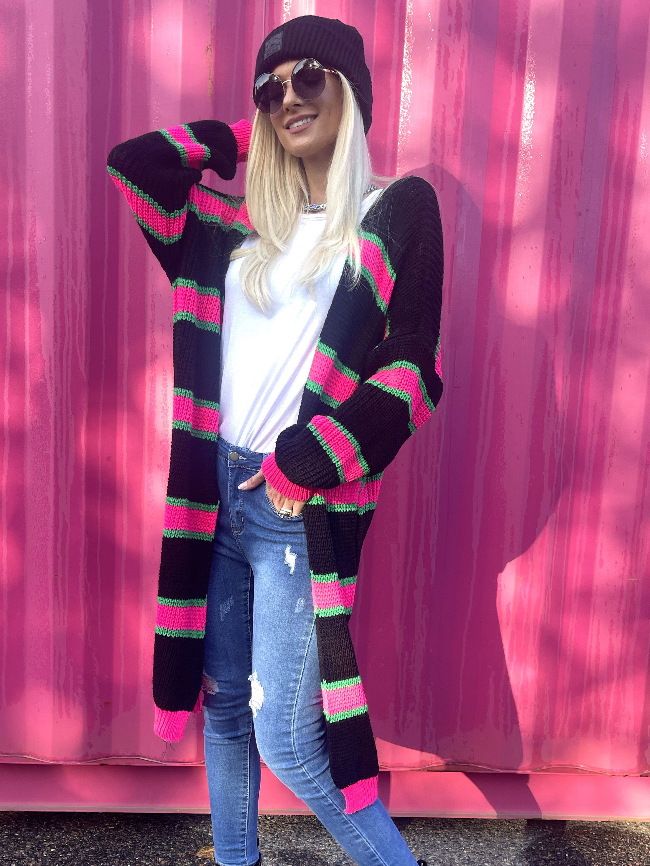 Belle - Lång stickad cardigan i plus size med färgade ränder